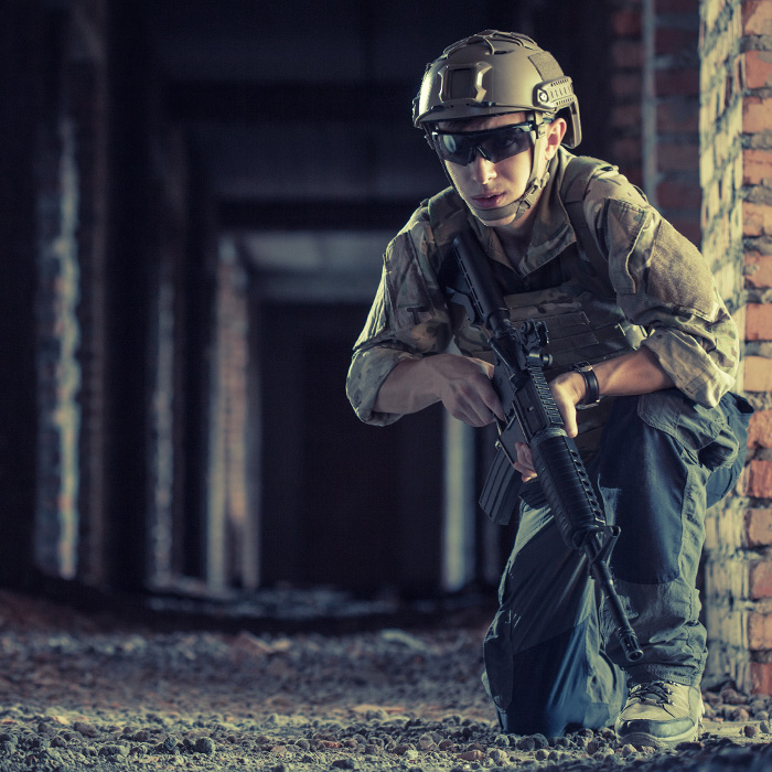 airsoftowiec w okularach ochronnych