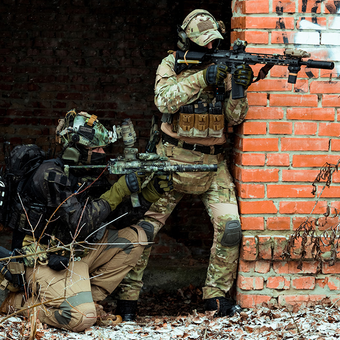 gracze airsoftowi z wyposażeniem