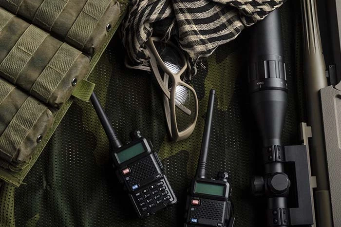 equipo airsoft; walkie talkie, mira, gafas tácticas