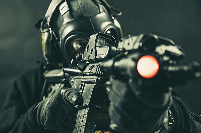 un homme masqué tient une replique airsoft