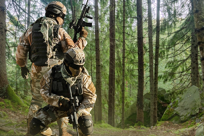 airsoftoví hráči se připravují na hru v lese