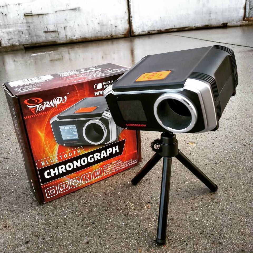 chronograf bluetooth Tornado stojący na betonie, chronograf w kolorze czarnym