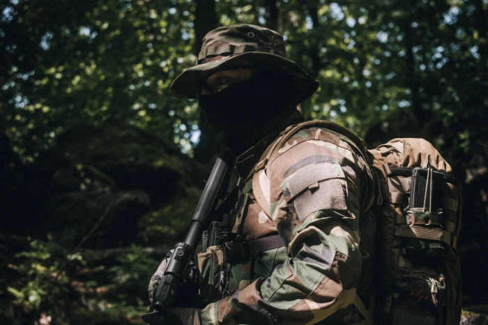 osoba w stroju taktycznym z repliką ASG