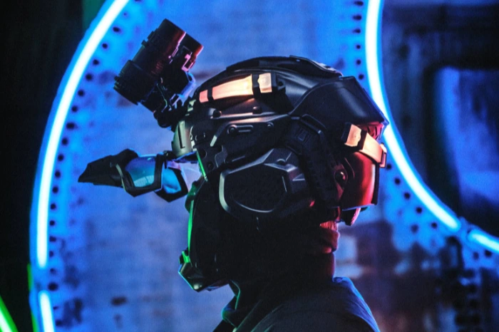 osoba w futurystycznym, taktycznym hełmie