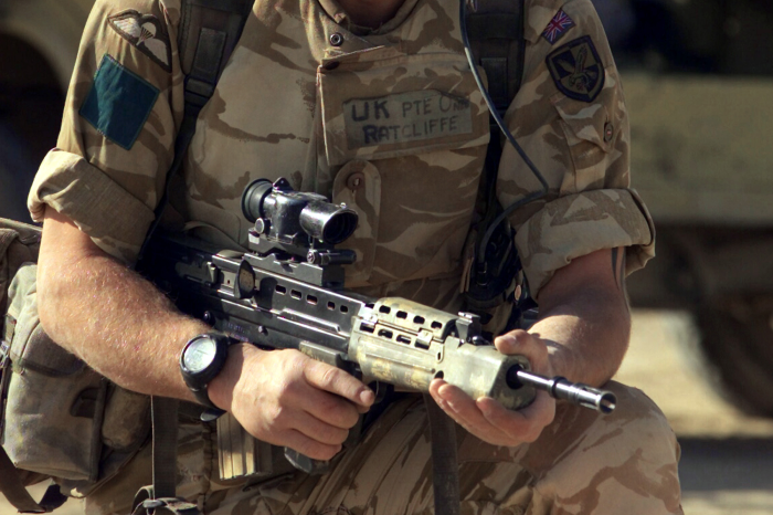 Żołnierz armii brytyjskej w mundurze ze wzorem DDPM