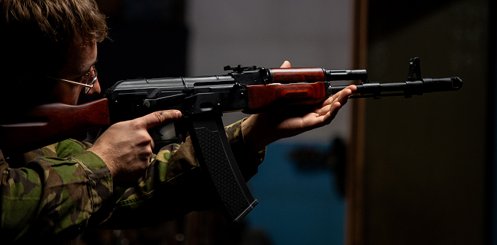  Gracz celuje z repliki Specna Arms J Prime