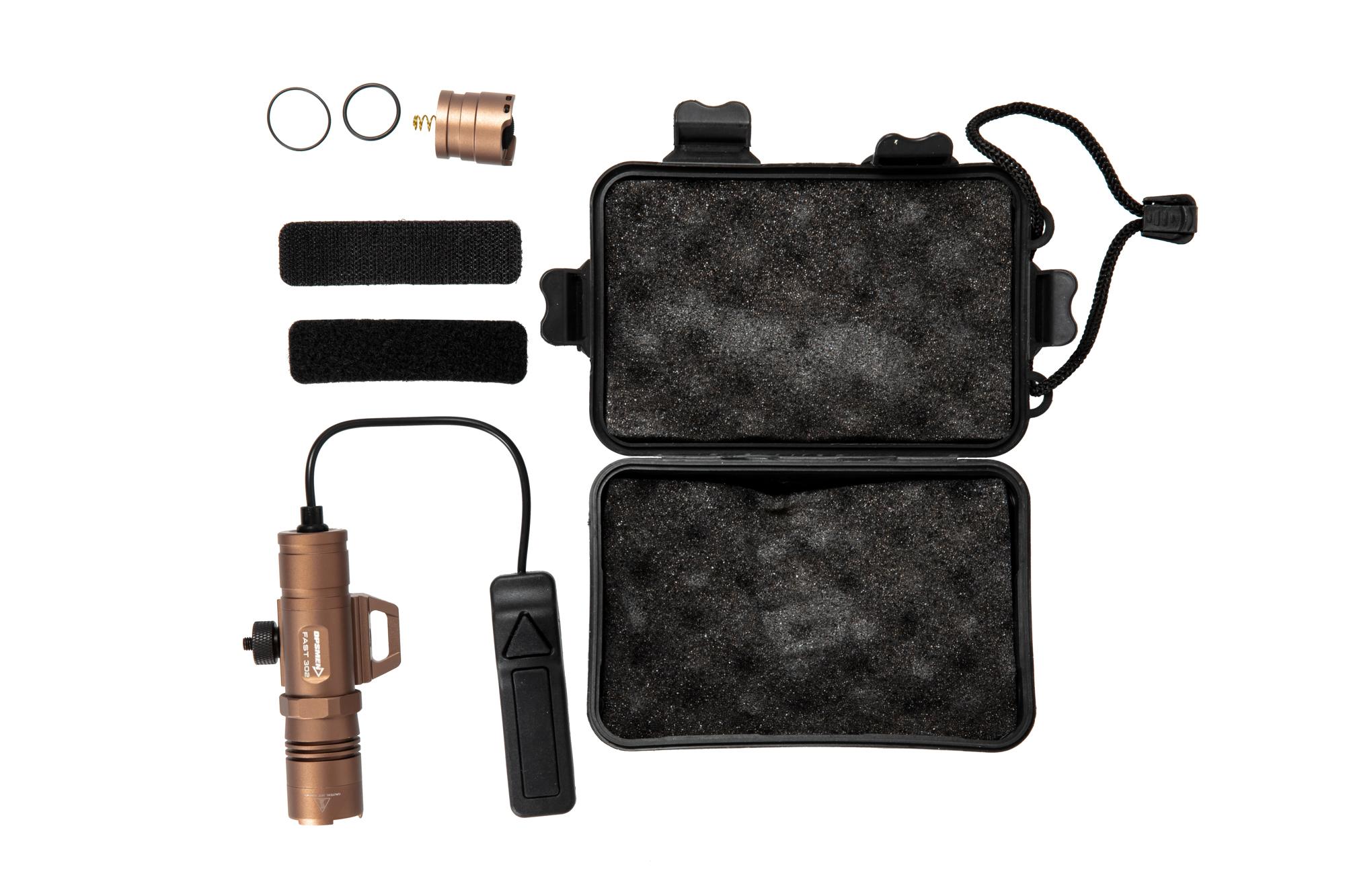 latarka taktyczna z akcesoriami w postaci przycisku, etui i kabli; latarka w kolorze miedzianym reszta elementów czarna