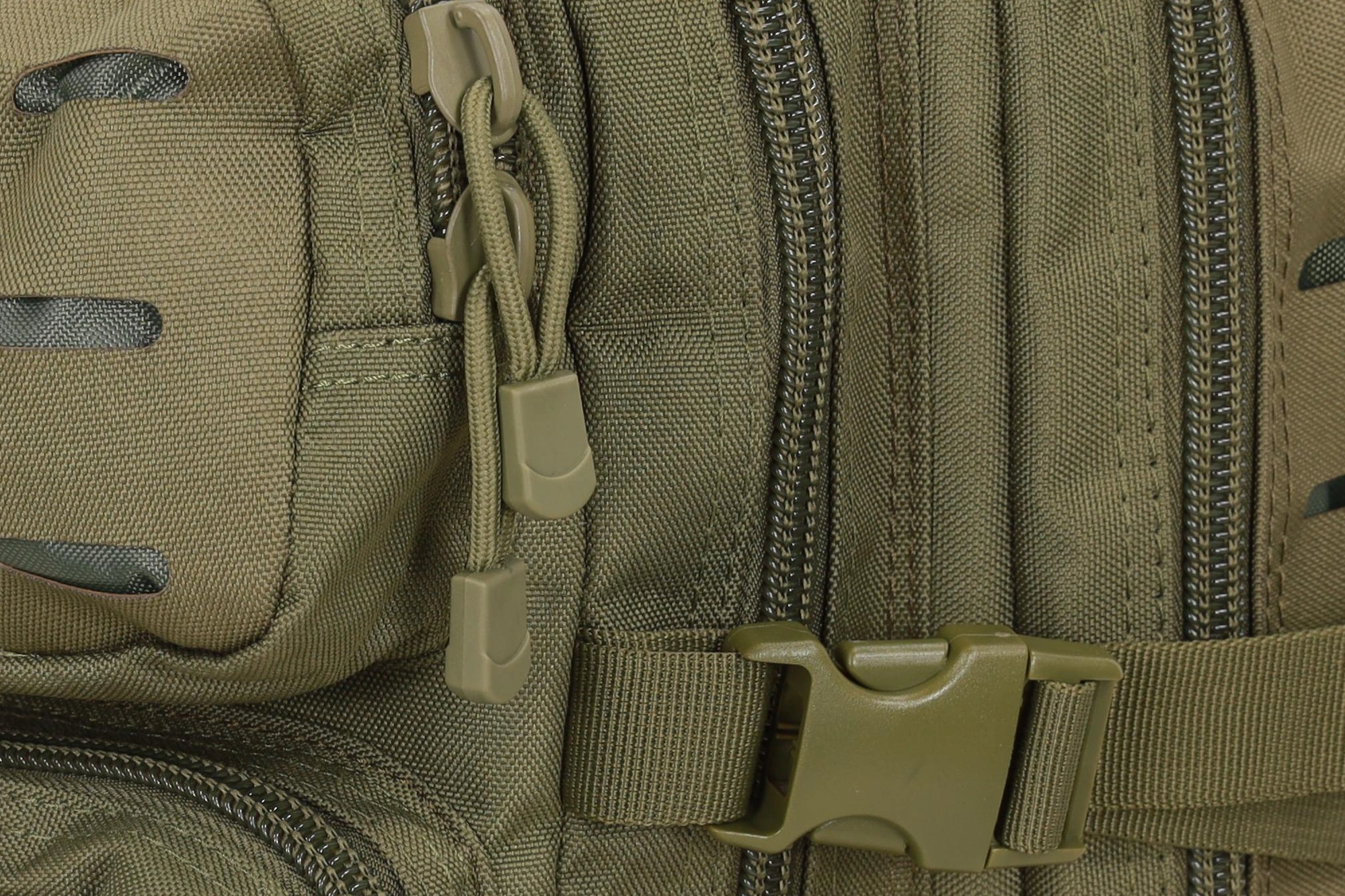 Zbliżenie na sprzączki, taśmy i zamki plecaka Assault Pack
